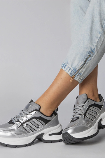 Baskets argentées sur...