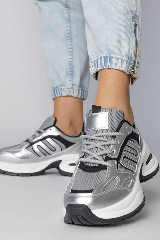 Baskets argentées sur semelle...