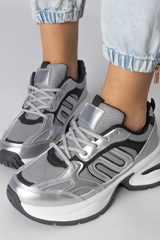 Baskets argentées sur semelle...
