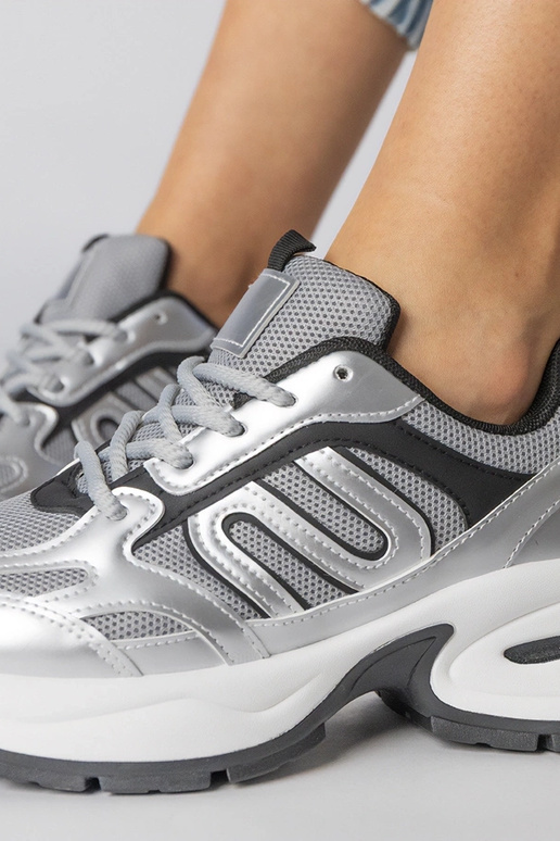 Zilveren sportschoenen op zware zool,...
