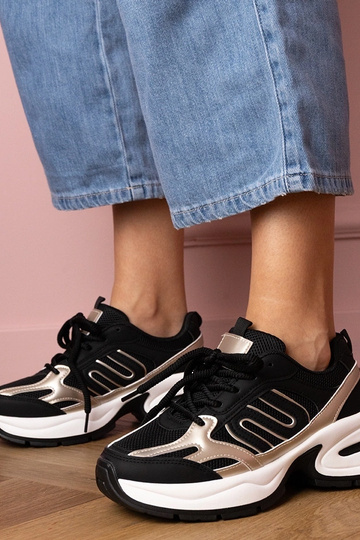 Zwarte dames sneakers op...