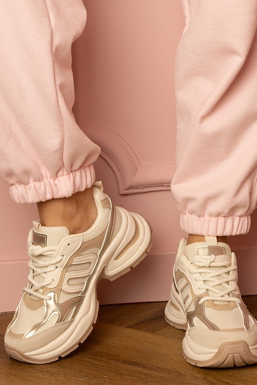 Zandkleurige dames sneakers op dikke... Zandkleurige dames sneakers op dikke...