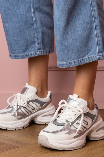 Witte dames sneakers op...