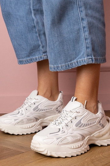 Witte dames sneakers op...