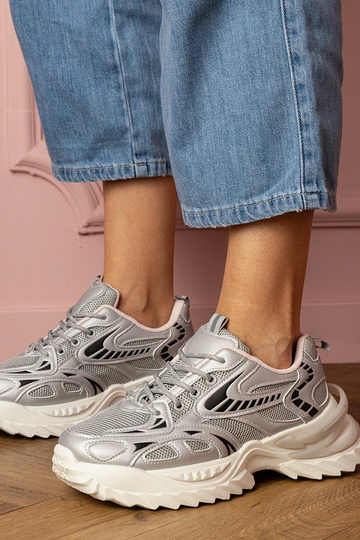 Zilveren dames sneakers op...