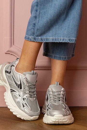 Zilveren dames sneakers op stijlvolle platform Carina 2