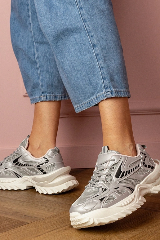 Silberne Damen-Sneaker auf stylischer... Silberne Damen-Sneaker auf stylischer...