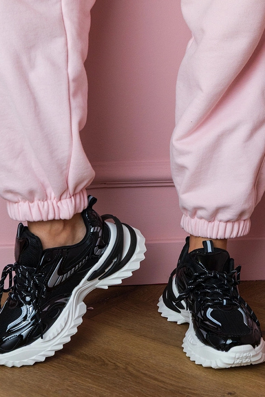 Zwarte dames sneakers op een... Zwarte dames sneakers op een...