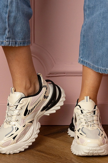 Beige dames sneakers op een...