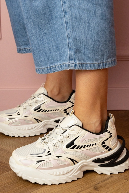 Beige dames sneakers op een... Beige dames sneakers op een...