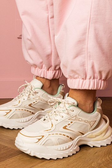 Beige dames sneakers op een... 2