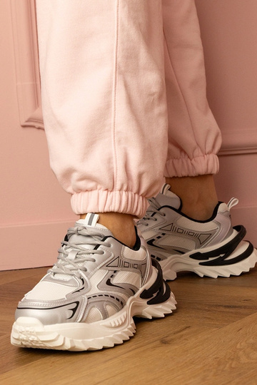 Zilveren dames sneakers op...