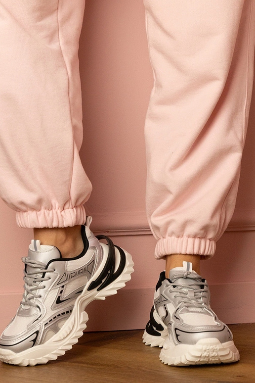 Zilveren dames sneakers op een dikke...