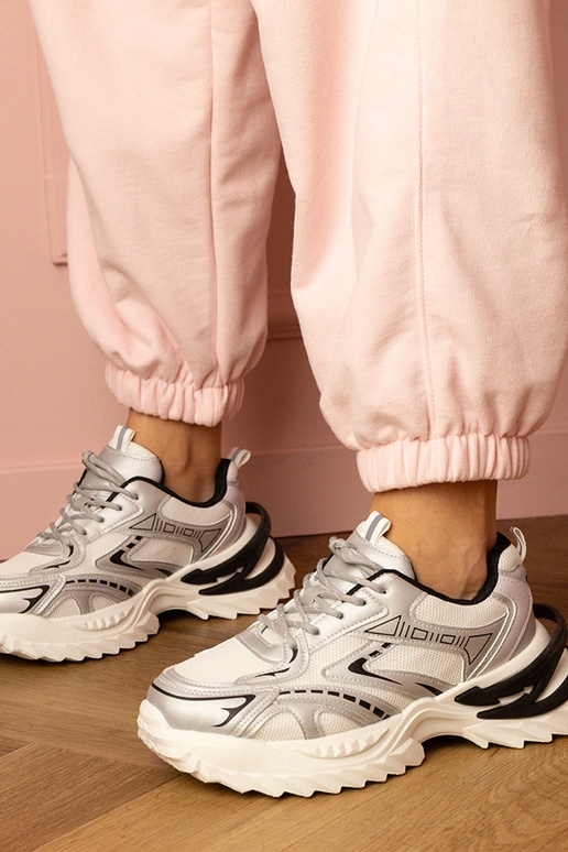 Silberne Damen-Sneaker auf dicker... Silberne Damen-Sneaker auf dicker...