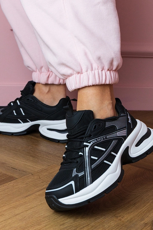 Zwarte dames sneakers op een dikke... Zwarte dames sneakers op een dikke...