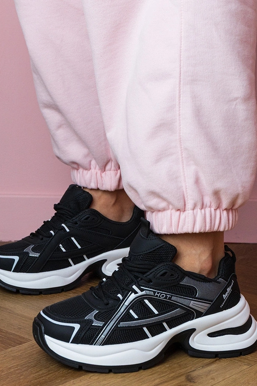Zwarte dames sneakers op een dikke... Zwarte dames sneakers op een dikke...