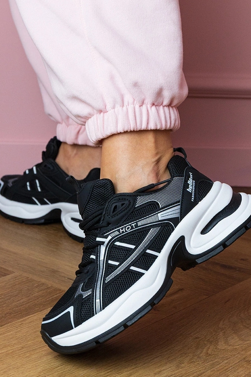 Schwarze Damen-Sneaker auf dicker... Schwarze Damen-Sneaker auf dicker...