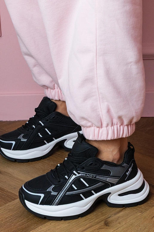 Zwarte dames sneakers op een dikke... Zwarte dames sneakers op een dikke...