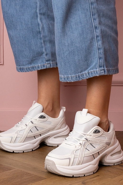 Witte dames sneakers op een dikke...