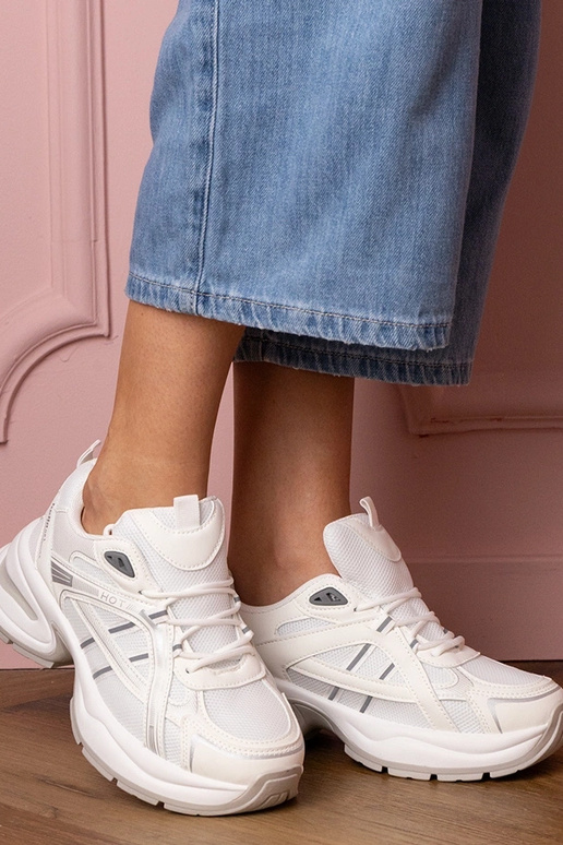 Weiße Damen-Sneaker auf dicker...