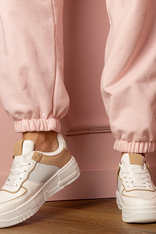 Baskets blanches et sable pour femmes... Baskets blanches et sable pour femmes...