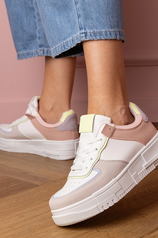 Wit-grijze dames sneakers op een...