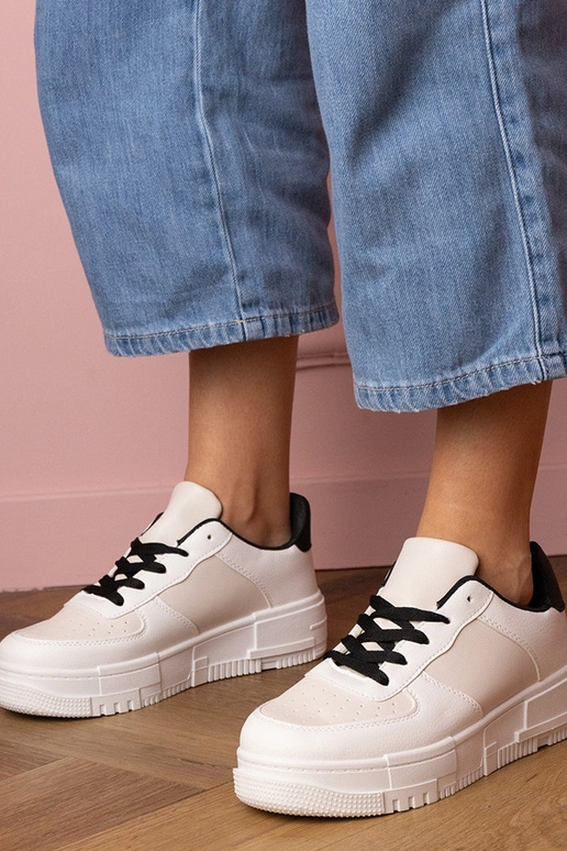 Beige dames sneakers op een platform... Beige dames sneakers op een platform...