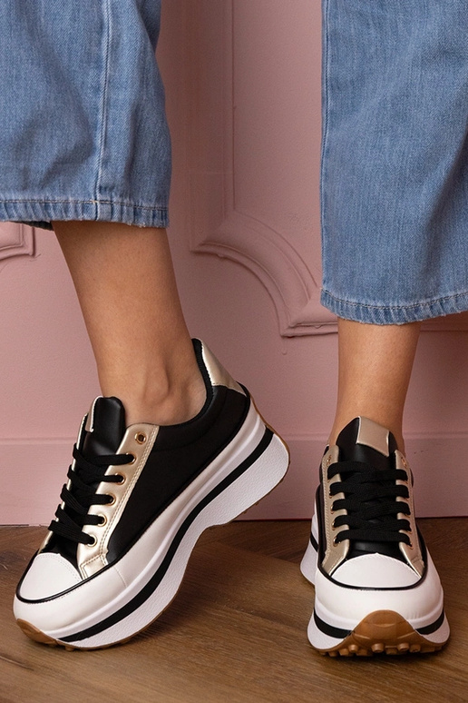 Zwarte dames sneakers op een platform... Zwarte dames sneakers op een platform...