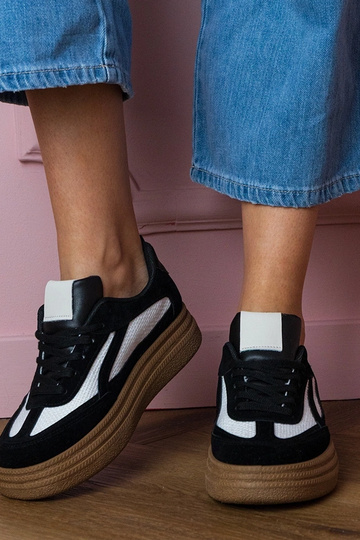 Zwarte dames sneakers op...