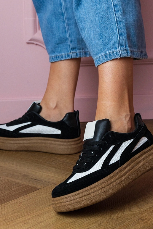 Zwarte dames sneakers op een dikke... Zwarte dames sneakers op een dikke...