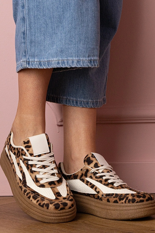 Dierenprint dames sneakers op een... Dierenprint dames sneakers op een...
