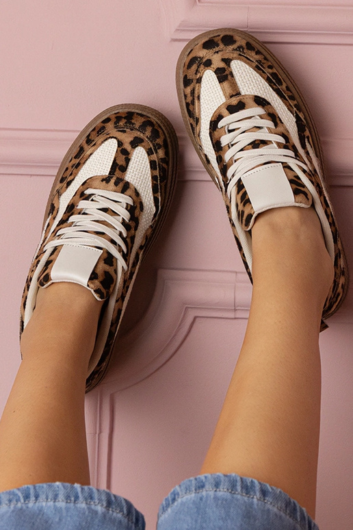 Dierenprint dames sneakers op een... Dierenprint dames sneakers op een...