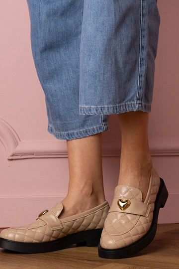 Zandkleurige dames mocassins met hartdecoratie Dorado