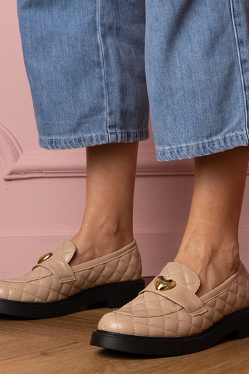 Zandkleurige dames mocassins met hartdecoratie Dorado 2