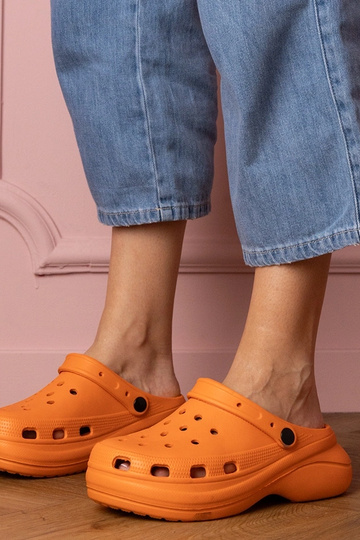 Oranje dames gesloten slippers op een platform Kameris