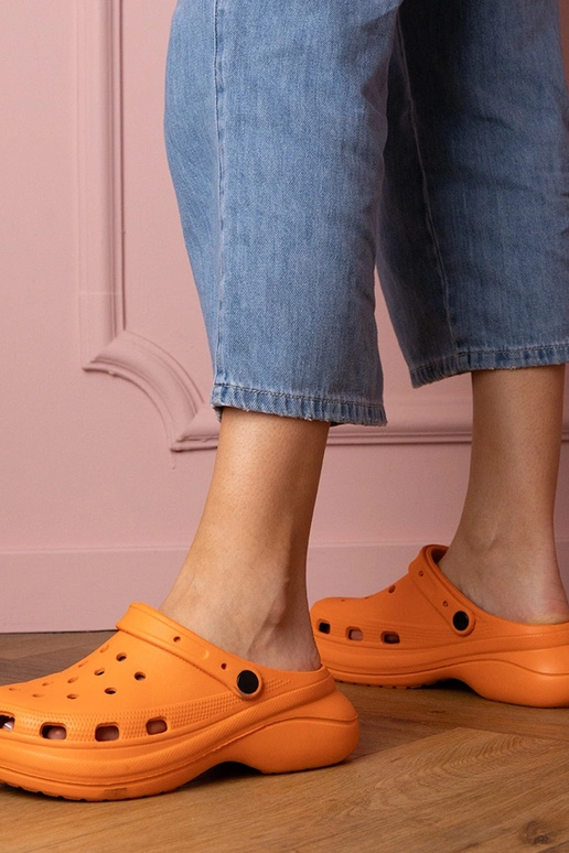 Oranje dames gesloten slippers op een... Oranje dames gesloten slippers op een...