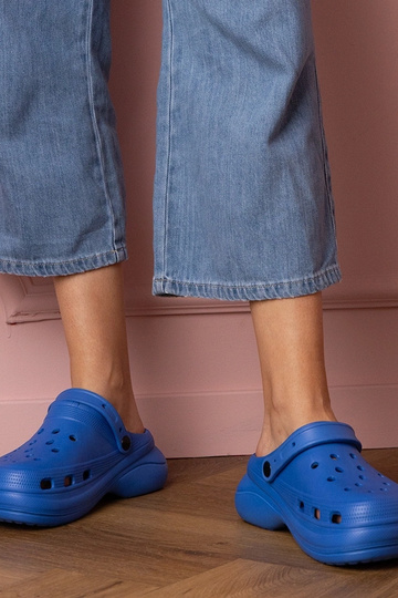 Blauwe dames gesloten slippers op een platform Kameris