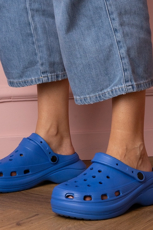 Blauwe dames gesloten slippers op een...