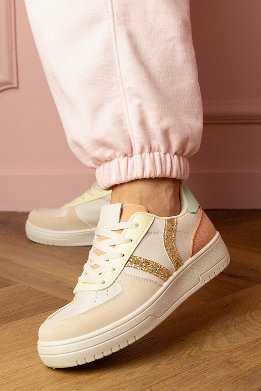 Zandkleurige dames sportieve schoenen... Zandkleurige dames sportieve schoenen...