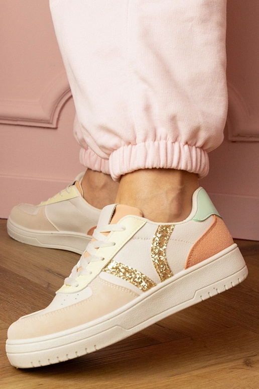 Zandkleurige dames sportieve schoenen... Zandkleurige dames sportieve schoenen...