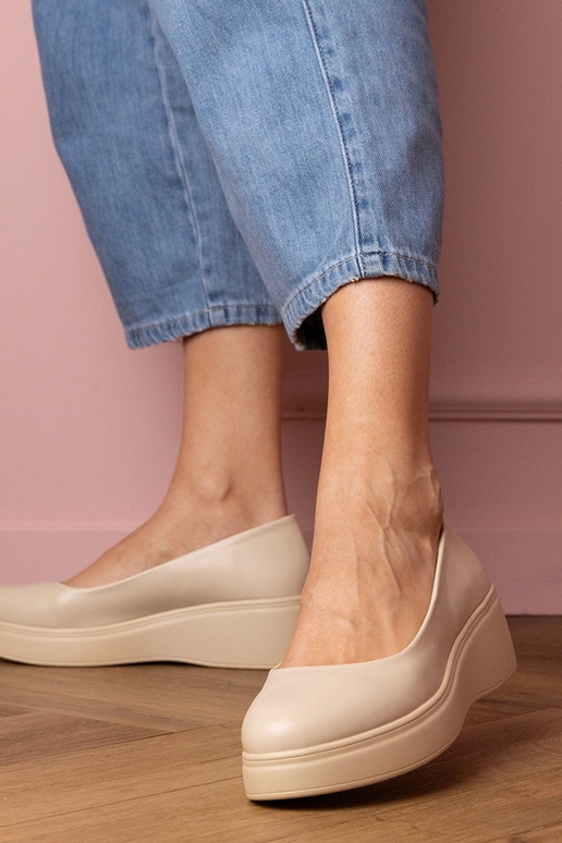 Sandfarbene Damen-Halbschuhe auf... Sandfarbene Damen-Halbschuhe auf...