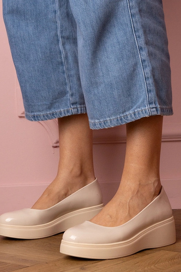 Mocassins couleur sable laqués pour femmes sur plateforme Nikara
