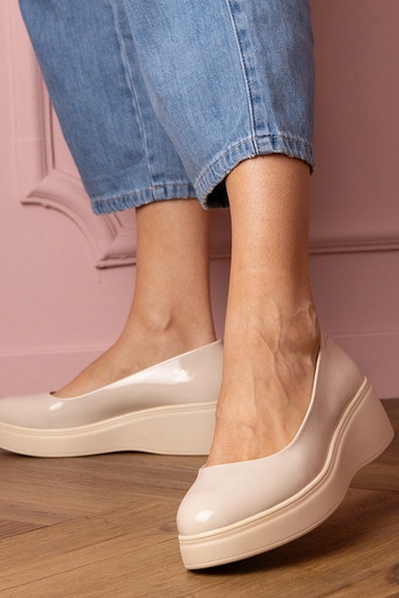 Mocassins couleur sable laqués pour femmes sur plateforme Nikara 2