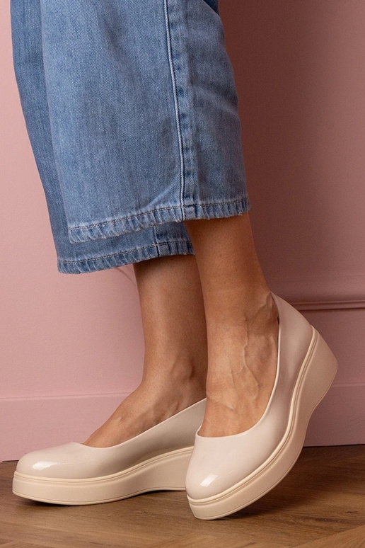 Sandfarbene lackierte... Sandfarbene lackierte...