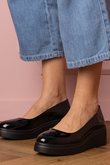 Mocassins noirs laqués pour femmes sur plateforme Nikara