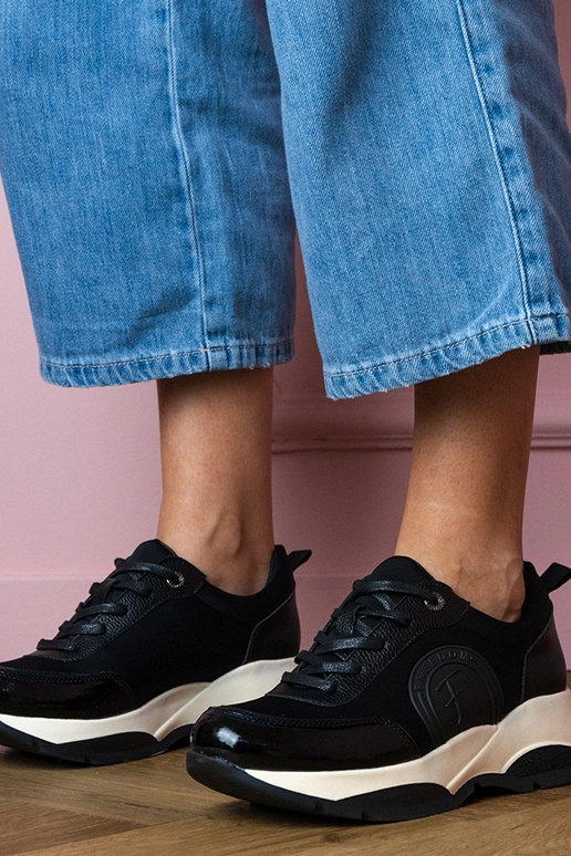 Chaussures de sport noires pour... Chaussures de sport noires pour...