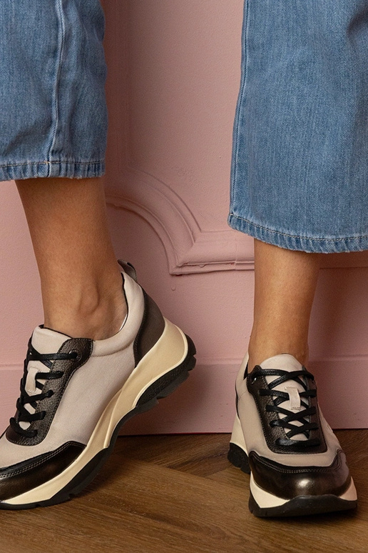 Chaussures de sport grises pour... Chaussures de sport grises pour...