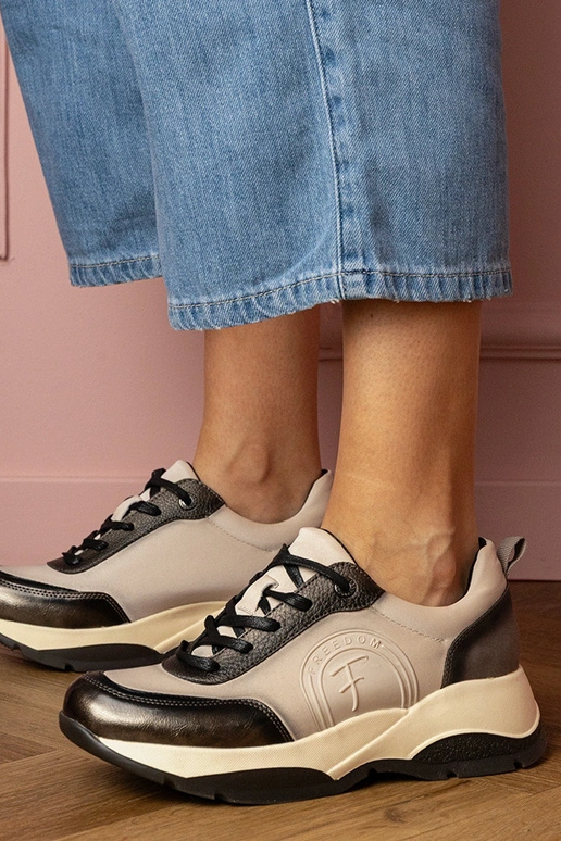 Chaussures de sport grises pour... Chaussures de sport grises pour...