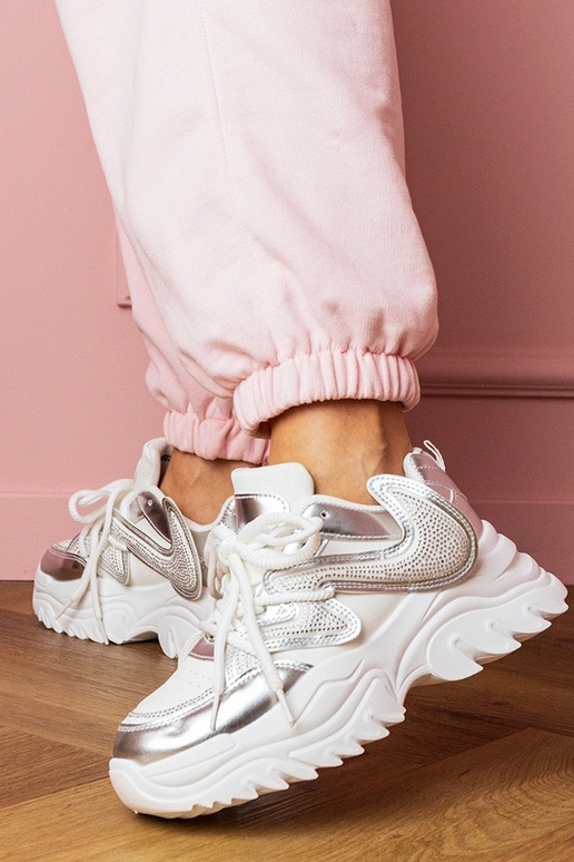 Witte dames sportschoenen op dikke... Witte dames sportschoenen op dikke...