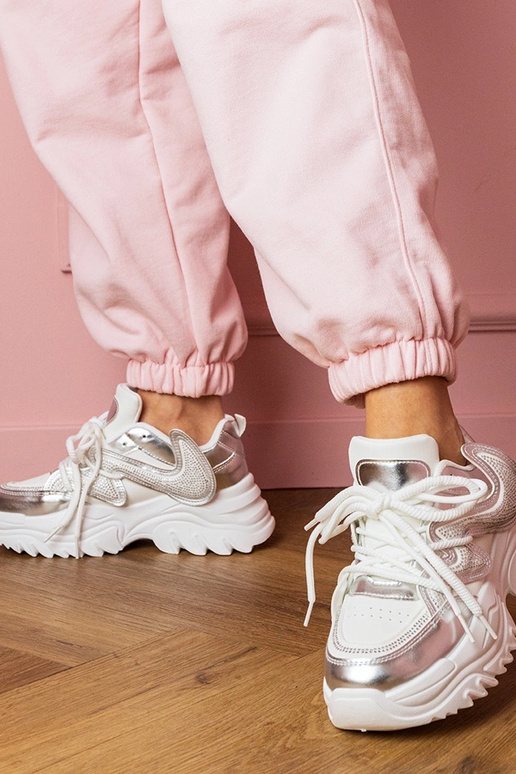 Witte dames sportschoenen op dikke... Witte dames sportschoenen op dikke...